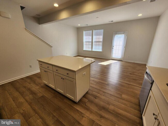 Building Photo - 437 Hillsdale Pl