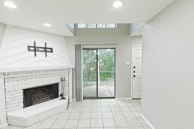 Building Photo - 889 Dublin Dr