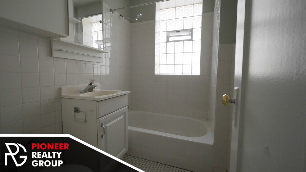 Building Photo - 429 W Roscoe St