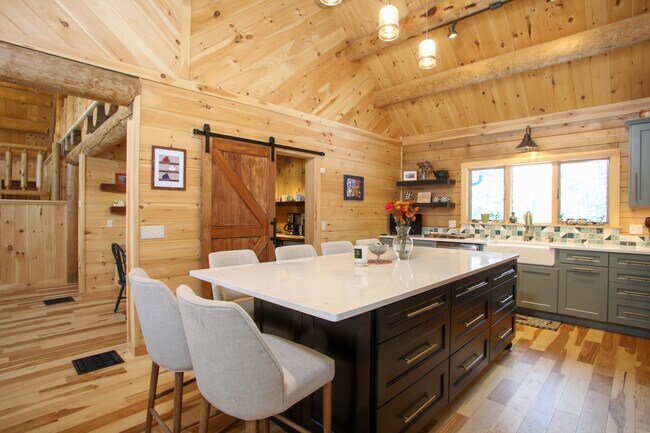 Building Photo - 320 Lakeshore Dr