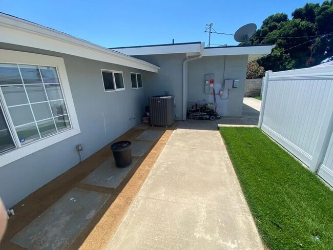 Building Photo - 814 N Waverly St