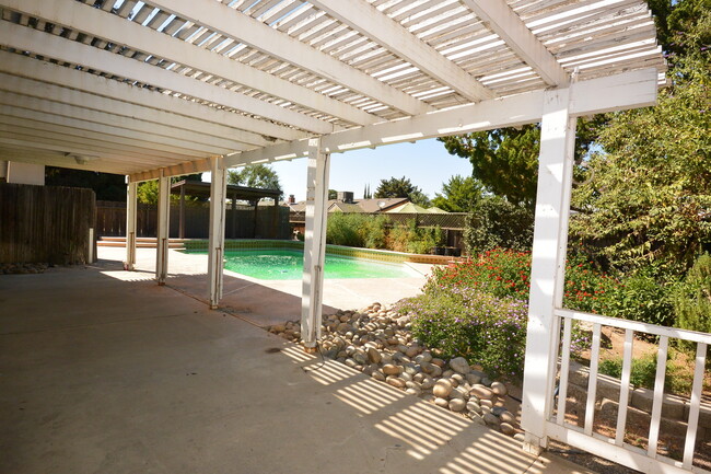 Building Photo - SW 3 Bedroom 2 Bath home with Pool. Yard C...