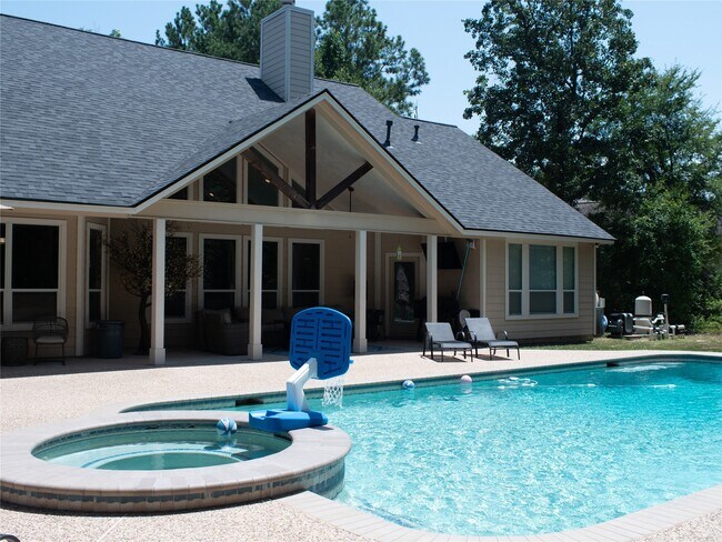 Building Photo - 427 Trace Way Dr