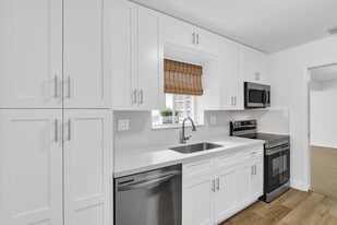 Building Photo - 702 Sunset Dr