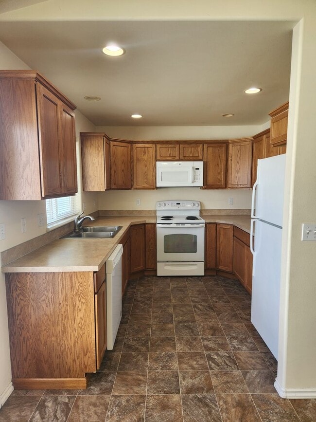 Building Photo - West Valley S. 90th 3br 2ba Double garage,...