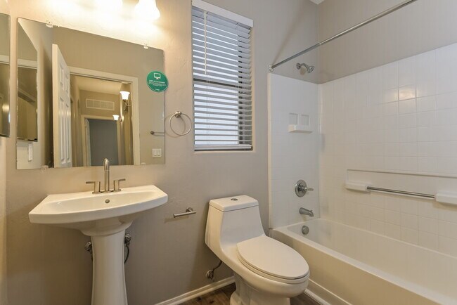 Building Photo - 405 East Placita Nodo