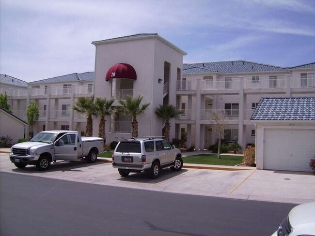 Building Photo - Beautiful Las Palmas Condo