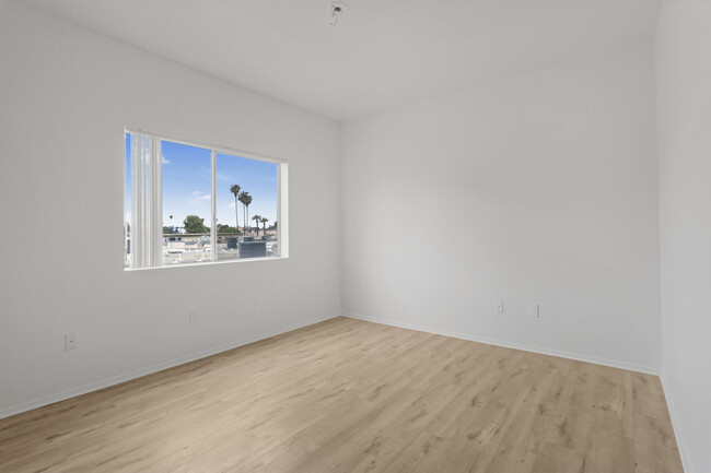 Building Photo - 10823 Hortense St