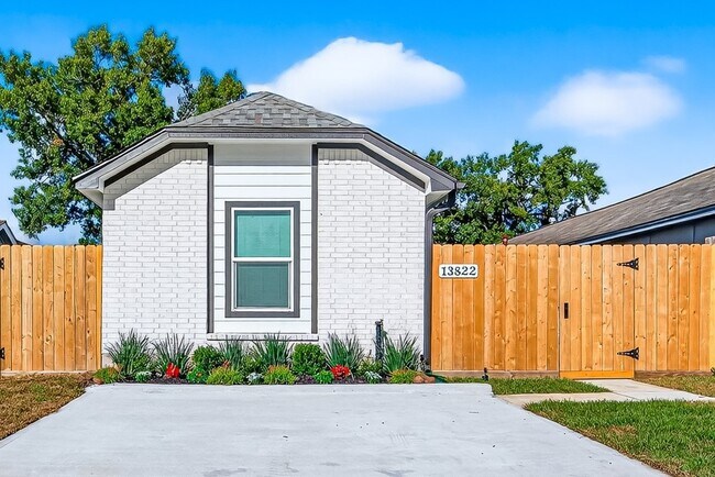 Building Photo - 13822 Northlake Dr