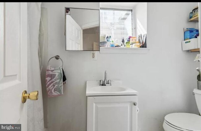 Building Photo - 2606 W Girard Ave