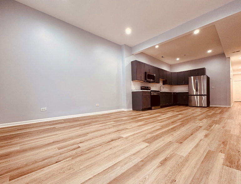 Building Photo - 2657 W North Ave