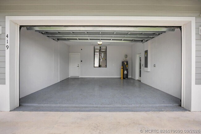 Building Photo - 419 SW Namoit Pl