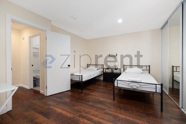 Building Photo - 2404 Manzana Way