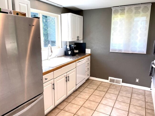 Building Photo - Amazing Littleton Bungalow