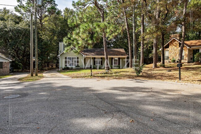 Building Photo - Sweet Cottage-esque 3-Bed 2-Bath in Daphne!