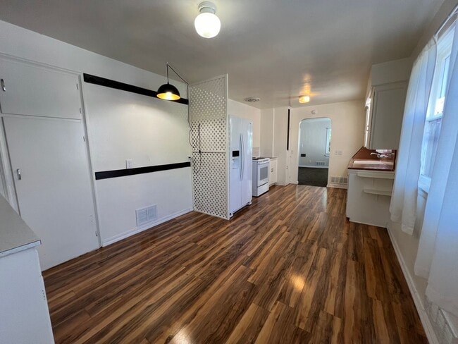 Building Photo - Three Bedroom in the Heart of Bremerton. P...