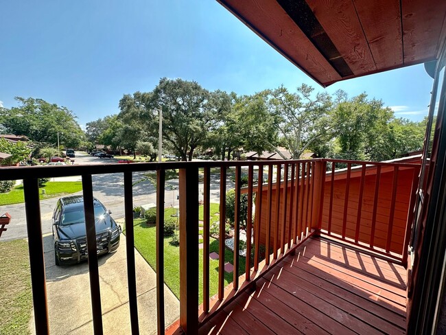 Building Photo - Townhome in SE Pensacola Scenic Hwy locate...