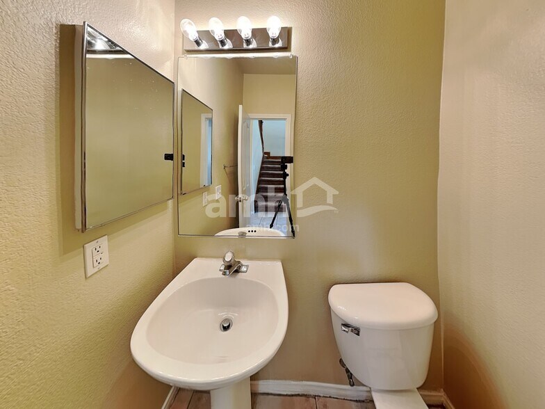 Building Photo - 924 Country Skies Ave