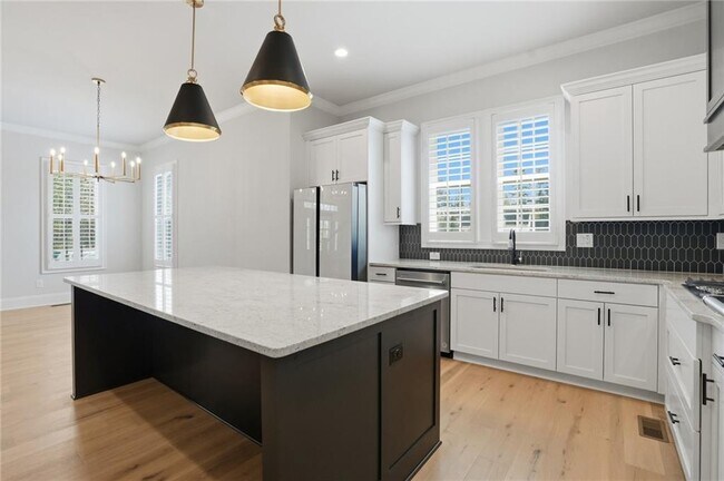 Building Photo - 1254 Six Sisters St