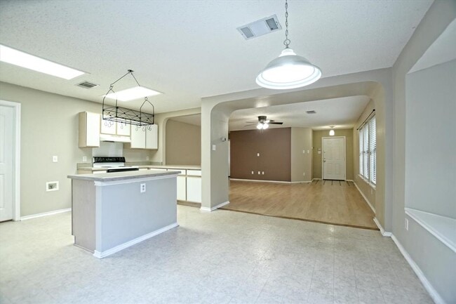 Building Photo - 1353 Lakeside Loop