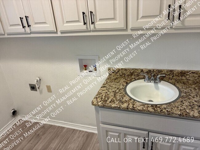 Building Photo - 410 Peacock Cir