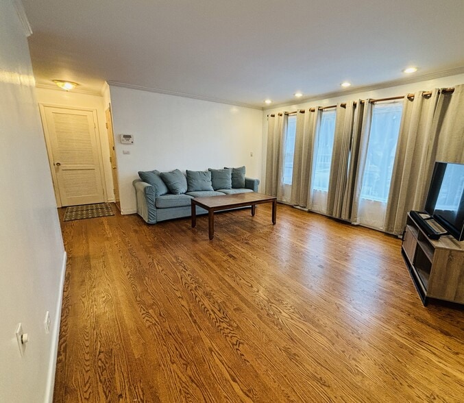 Available May 1st 2026 - 6747 N Harding Ave