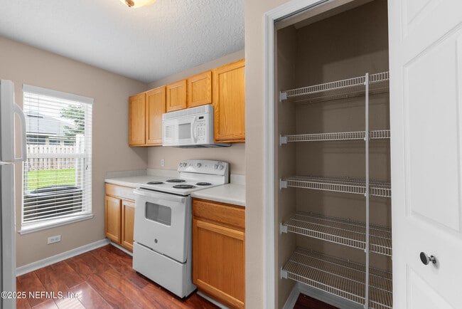 Building Photo - 11871 Lake Bend Cir