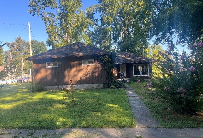 Building Photo - Great Location! $1,500 Down / $690 Month