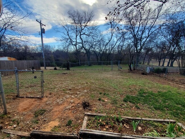 Building Photo - (3) Bed/(2) Bath Avail NOW! Pets Negotiable!