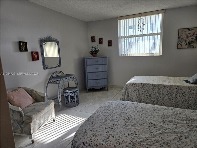 Building Photo - 1913 S Ocean Dr