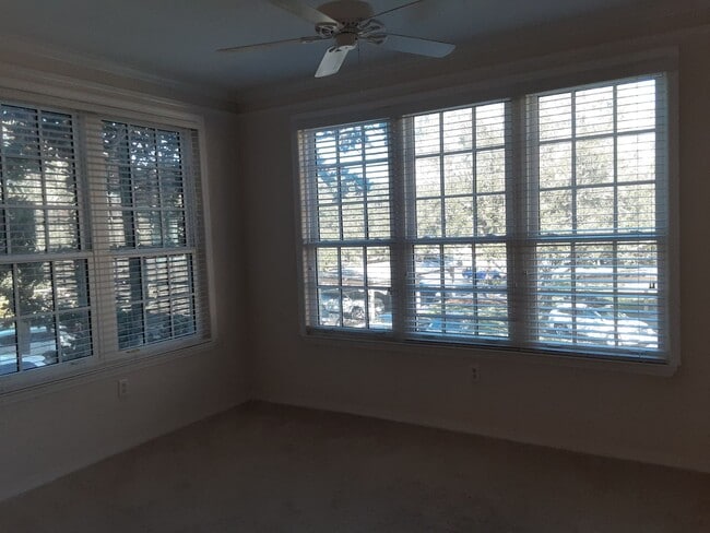 Building Photo - Annual unfurnished 2/2 condo in luxury development near Legacy Trail and Siesta Key.
