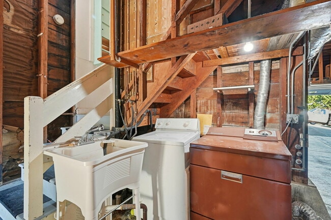 Building Photo - 685 47th Ave