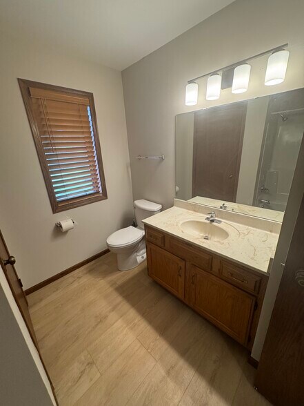 Full Bathroom - 18 Stonehaven Dr