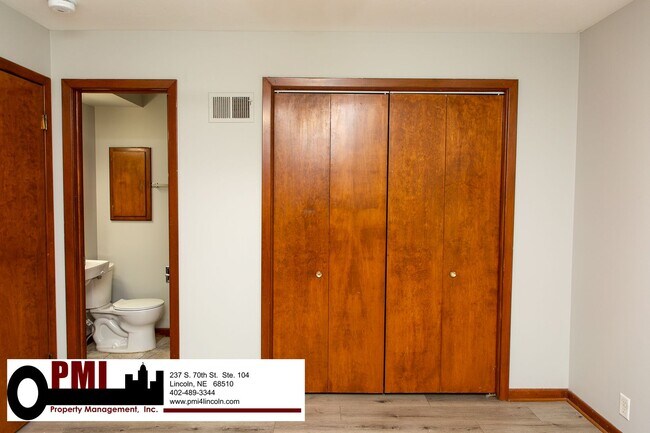 Building Photo - 2 Bedroom and 1.5 Bathroom Apartment Avail...