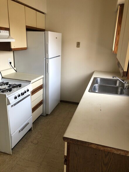 Building Photo - 827 W Hillcrest Dr