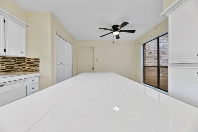 Building Photo - 9842 Pinehurst St