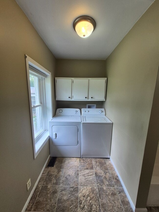 Building Photo - Charming 2 bed-1 bath in Bloomington
