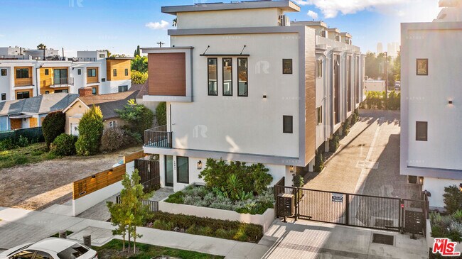 Building Photo - 1541 1/2 Hi Point St