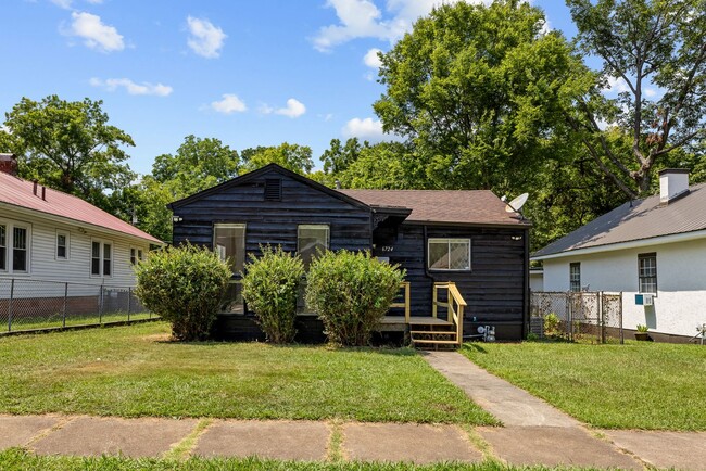 Building Photo - Charming 4 Bedroom 2 Bathroom Home