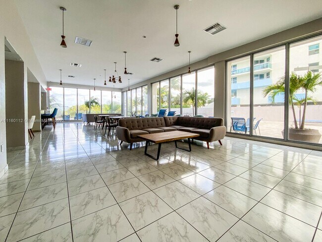 Building Photo - 9225 Collins Ave