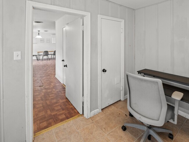 Building Photo - 6208 Walnut Hills Dr