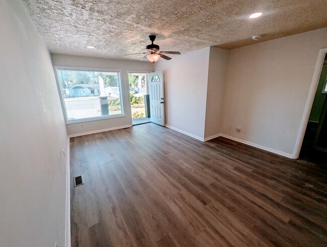 Building Photo - Private East Murray Home with HUGE yard!