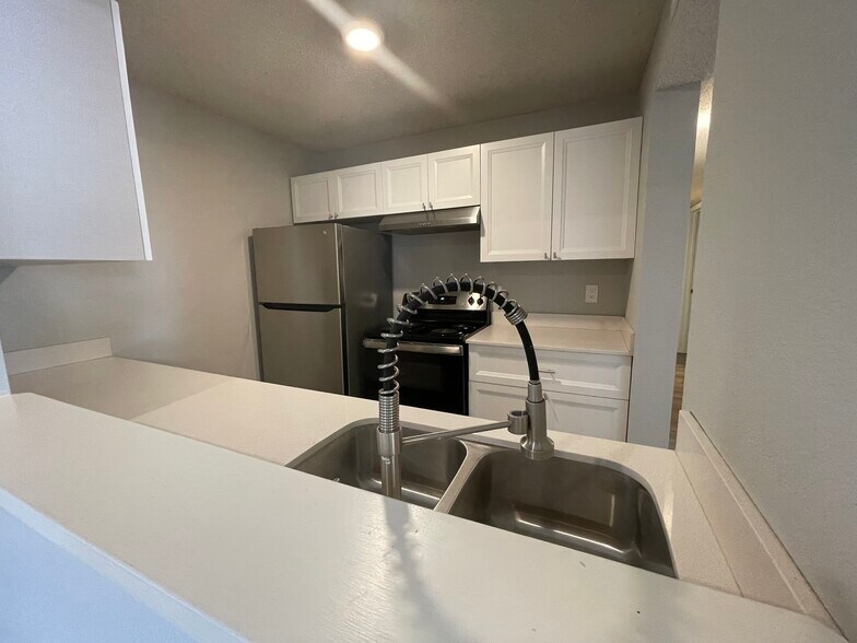 Kitchen - 210 Mt Hope Ct