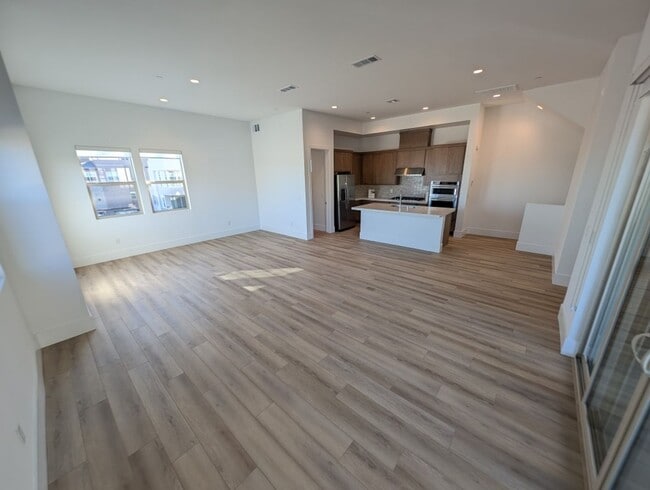 Building Photo - 675 Agate Bridge St