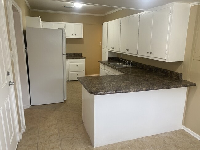 Building Photo - 154 Dobbs Ave