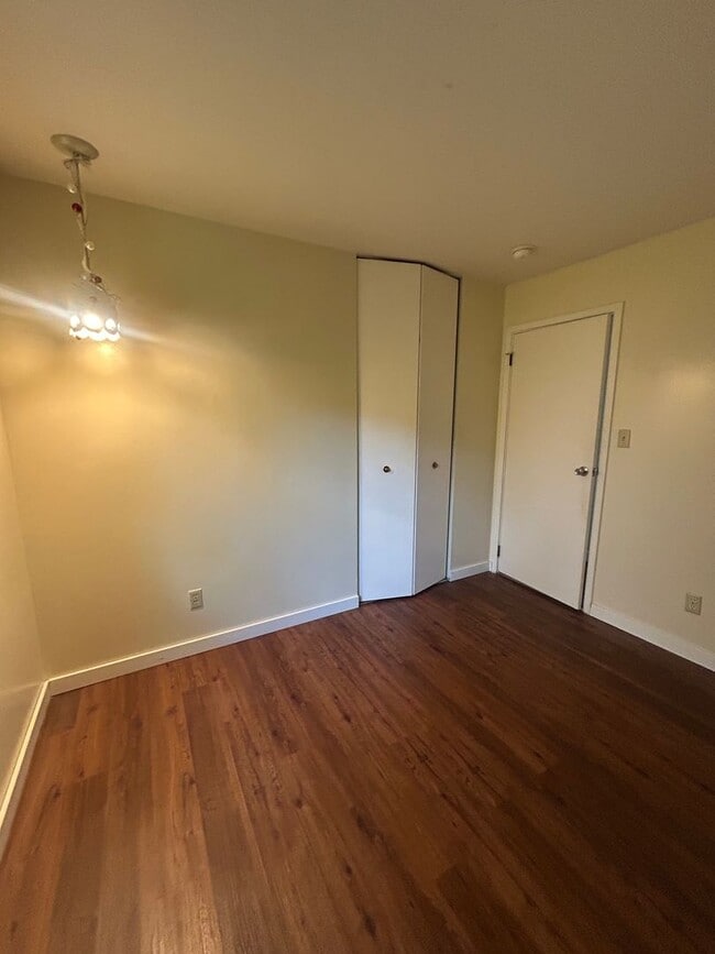 Building Photo - 3 bedroom, 2 bath Ranch House