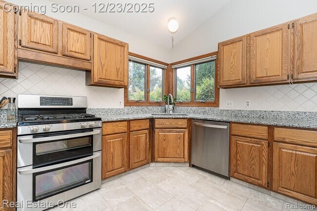 Building Photo - 1574 Devonshire Dr