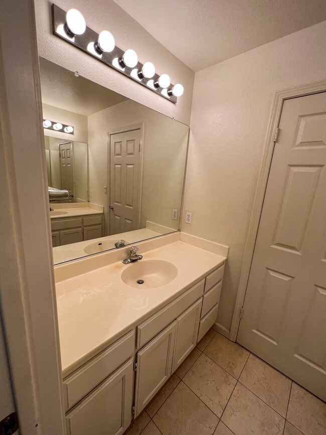 Building Photo - 4 Bedroom, 3 Bathroom Home in Heron Bay, S...
