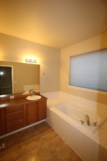 Building Photo - 3 Bedroom South Anchorage Townhouse!