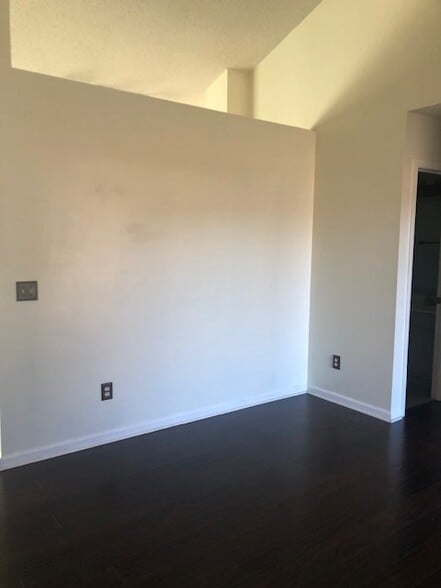 Main Entry/Living Room - 3104 Harvest Rd